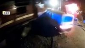 踏切内で立ち往生の小型バスが列車と衝突　バス吹き飛ばされ大破…運転手の安否は？衝突直前に脱出し奇跡的にけがなし　トルコ