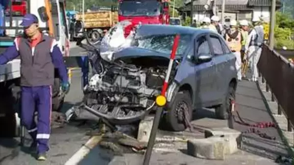 夫婦乗るレンタカーとミキサー車が正面衝突 運転の70歳夫が死亡、2人重傷　レンタカーが対向車線にはみ出したか　鳥取・八頭町