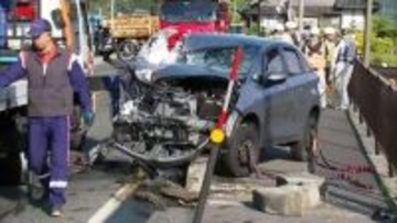 夫婦乗るレンタカーとミキサー車が正面衝突 運転の70歳夫が死亡、2人重傷　レンタカーが対向車線にはみ出したか　鳥取・八頭町