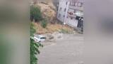 「「バイクが流れていく」豪雨で街が冠水　濁流にのみ込まれる車も　道路陥没し穴に車転落…男女救助の瞬間　トルコ」の画像1
