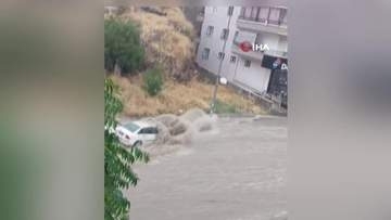 「バイクが流れていく」豪雨で街が冠水　濁流にのみ込まれる車も　道路陥没し穴に車転落…男女救助の瞬間　トルコ
