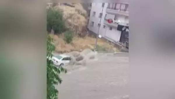「バイクが流れていく」豪雨で街が冠水　濁流にのみ込まれる車も　道路陥没し穴に車転落…男女救助の瞬間　トルコ