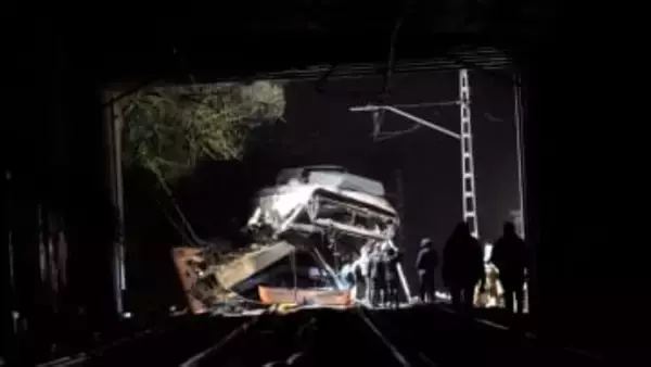 スペインでまた列車事故　バルセロナ近郊で列車が線路上に崩れ落ちた壁に衝突…運転士死亡　2日前にも42人死亡する事故