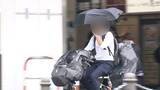 「自転車の「傘さし運転」「泥はね」は青切符・反則金5000円　リュックや前かごまでカバーする対策グッズも」の画像1