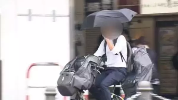 自転車の「傘さし運転」「泥はね」は青切符・反則金5000円　リュックや前かごまでカバーする対策グッズも