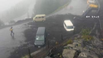 「3時間歩いた」あす閉山の富士山で混乱　大雨で通行止め、下山客がバス待ちで“長蛇の列”　遭難事故も相次ぐ