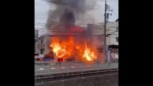 車突っ込み建物全焼