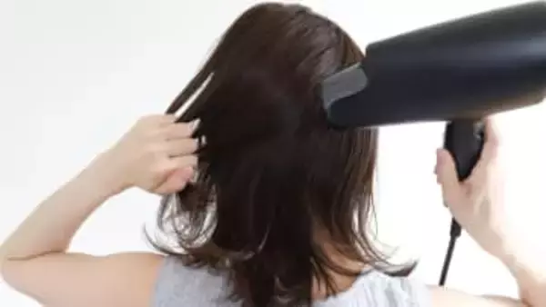「ドライヤーの温風は髪に悪い」は間違い！ダメージを与えない正しい乾かし方　艶髪を目指すなら仕上げに「冷風」を当てて