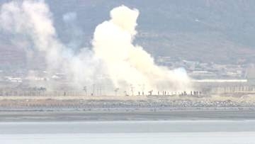 北朝鮮が韓国側に向け自走砲少なくとも3台を配備　兵士らしき人物が赤い旗を振り砲口が動く様子を撮影　境界付近では数十秒間に約10回の爆発音も