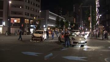 「うわ！」交差点での事故の瞬間　赤信号無視の軽自動車が衝突　高級車の女性（50代）腕に軽傷　JR新大久保駅付近