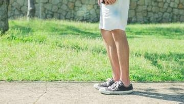 ダサく見えがちなハーフパンツ、どうはきこなす？黒か紺で統一すれば「失敗しない」パパ向け簡単コーデ術