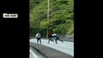 「誰か逃げてる…」目の前で大捕物　警察官4人がかりで犯人逮捕の瞬間に騒然「ドラマみたいな感じ」　沖縄・本部町