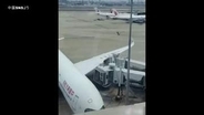 【映像】旅客機の翼がブリッジに2度衝突　中国・上海の空港で接触事故　けが人なし