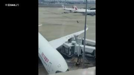 【映像】旅客機の翼がブリッジに2度衝突　中国・上海の空港で接触事故　けが人なし
