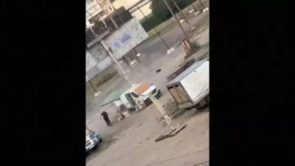 ロシア軍ドローンが野菜売りの男性を追い回し爆発　男性は軽傷　ウクライナ