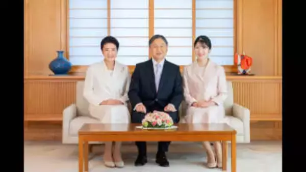 天皇陛下「希望を持って歩んでいくことのできる良い年に」　皇后さまや愛子さまと「午」の工芸品を手に歓談「猫の美海ちゃんみたいですね」