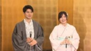 金屏風の前で笑顔！元SKE48松井珠理奈と「BOYS AND MEN」の辻本達規が結婚会見　冒頭にハプニングも