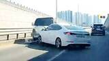 「逆走したことに気づかず？車に正面衝突する瞬間　ドライバー“逆ギレ”で怒りぶつけるも事実知り謝罪　韓国」の画像1