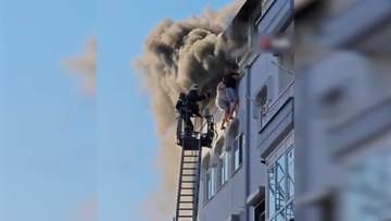 「落ちちゃう」マンション5階で壁にしがみつく男性2人　炎迫る危機一髪の脱出劇　クレーンに乗り込んだ直後に窓から火の手　トルコ