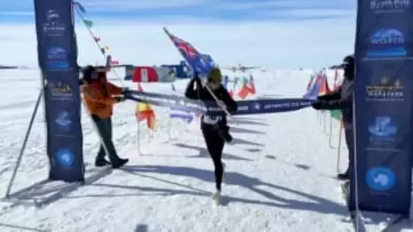 南極初“後ろ向きマラソン”？氷点下15℃の極寒「南極アイスマラソン」でオーストラリア人女性が女性初優勝！