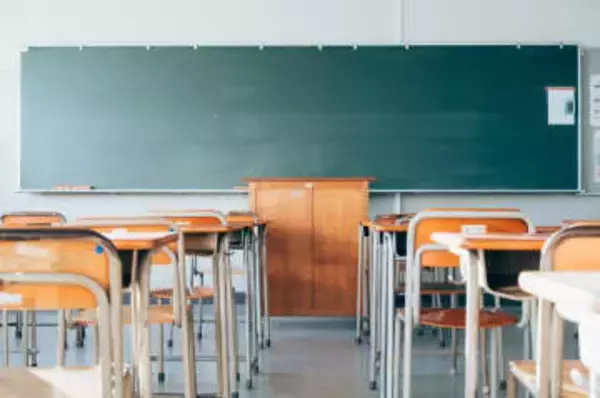 勤務先の女子高校生のスカート内を盗撮した男性教師「ストレス解消方法が他になかった」懲戒免職処分　神奈川県