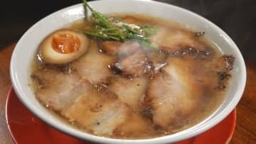 わずか15分で仕上げる“こだわりスープ”とは…豪快チャーシューが人気のラーメン店 目指すは100年続く味
