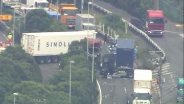 コンテナ積んだトレーラー3台が衝突　1台は中央分離帯に突っ込む　運転手ら2人がケガ　現場は臨海トンネル近く　大田区