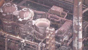 【衝撃映像】「家が振動するような感じの爆発音」レンガなどが周囲に飛び散る＿室蘭の製鉄所で大規模爆発…内部温度1200℃の「熱風炉」が崩落＿周囲には大量のがれき散乱と焼けた車も＜北海道室蘭市＞