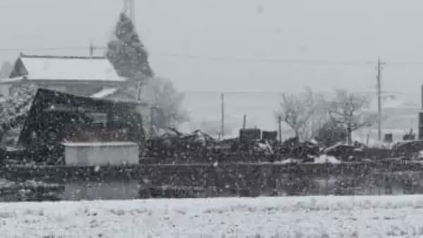 富山県小矢部市で未明に住宅火災、94歳男性と連絡取れず　住宅と納屋が全焼