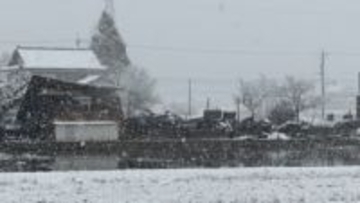 富山県小矢部市で未明に住宅火災、94歳男性と連絡取れず　住宅と納屋が全焼