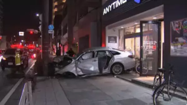 乗用車が電柱に衝突した弾みでスポーツジムに突っ込む…歩行者ら3人重軽傷　神奈川・横浜市