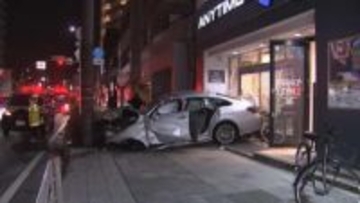 乗用車が電柱に衝突した弾みでスポーツジムに突っ込む…歩行者ら3人重軽傷　神奈川・横浜市