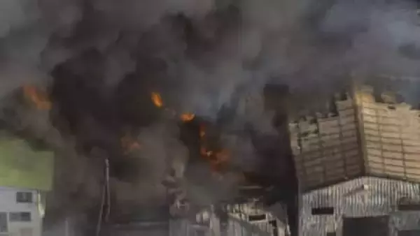 工場火災で建物9棟焼け周辺の林にも延焼…消火活動続く　県全域に乾燥注意報　神奈川・綾瀬市