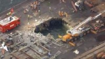 クレーン解体作業中に重り部分落下　足場崩落で作業員4人搬送 3人死亡　1人は海に落ち行方不明　川崎市