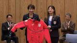 「高市総理　五輪・パラ選手団からの“サイン入り”ウェアに笑顔　坂本花織選手、戸塚優斗選手ら約80人が表敬」の画像1