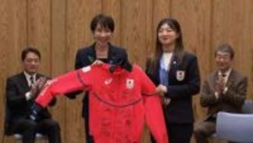 高市総理　五輪・パラ選手団からの“サイン入り”ウェアに笑顔　坂本花織選手、戸塚優斗選手ら約80人が表敬