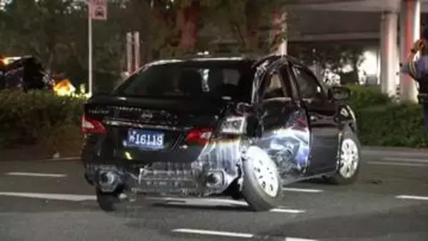 外務省前で外交官ナンバーの車と乗用車が衝突　4人けが、意識あり　一方はタイヤがバーストし中央分離帯に突っ込む　東京・霞が関