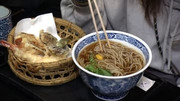 「毎年年末に来る」年越しそば求め開店前から並ぶ人も…老舗そば店・やぶ久は大晦日に通常の約4倍600食以上用意　東京・日本橋