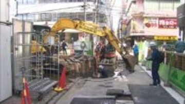 横浜駅近くの陥没した道路はきょう中にも復旧へ　土の流入収まりアスファルトで舗装後に通行再開の見通し