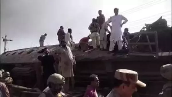 パキスタン南西部で爆発物積んだ車が走行中の列車に衝突か　24人死亡・約70人負傷…軍関係者や家族ら