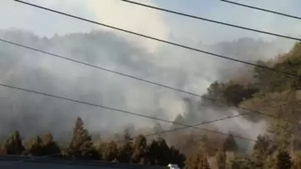 山梨・扇山の山火事鎮圧のめど立たず　一時住宅まで150メートルに迫る　76世帯143人に避難指示