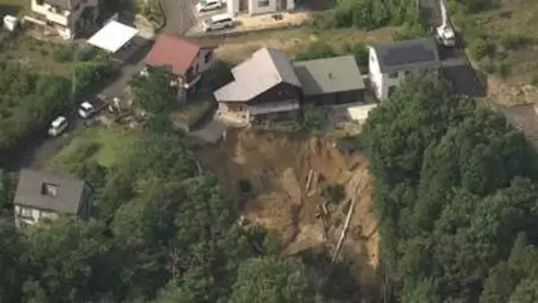 住宅敷地など80メートル土砂崩れ　電柱倒れ水道管壊れる　付近の住民に避難指示　滋賀・甲賀市