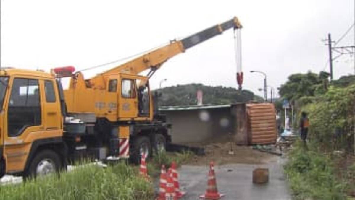 ダンプカーが信号機に突っ込み横転 積み荷の砂が散乱 交差点で乗用車と衝突後 千葉 木更津市 22年7月15日 エキサイトニュース ダンプカーが信号機に突っ込み横転 積み荷の砂が散乱 交差点で乗用車と衝突後 千葉 木更津市 22年7月15日 エキサイトニュース