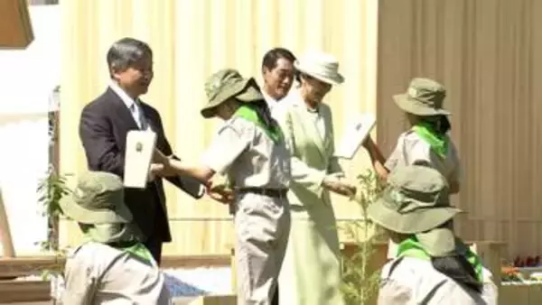 天皇皇后両陛下が愛媛の森に記念植樹「豊かな森林を未来へ」　「『ピース』に会うのが夢でした」　皇后さまが”奇跡のシロクマ”に涙ぐまれる