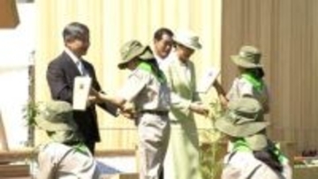 天皇皇后両陛下が愛媛の森に記念植樹「豊かな森林を未来へ」　「『ピース』に会うのが夢でした」　皇后さまが”奇跡のシロクマ”に涙ぐまれる