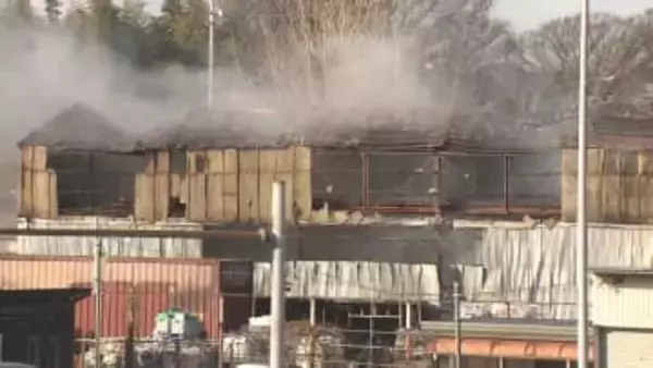 家具保管する倉庫が燃える火事…当時従業員3人が外で作業中も逃げ遅れやケガ人なし　約1時間半後にほぼ消し止められる　千葉・白井市