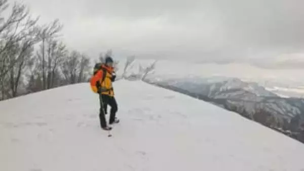 岳人を魅了する厳冬期の山　雪をたくわえ白銀に染まる「銀杏峰」　福井で屈指の美しい山をガイドと登る