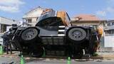 「クレーンのアーム先端が住宅に突き刺さる　ケガ人なし　建設現場でクレーン車横転　東京・品川区西五反田」の画像1