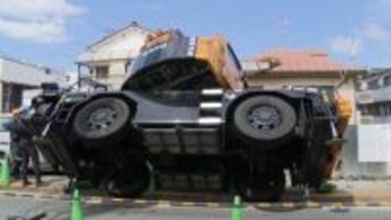 クレーンのアーム先端が住宅に突き刺さる　ケガ人なし　建設現場でクレーン車横転　東京・品川区西五反田