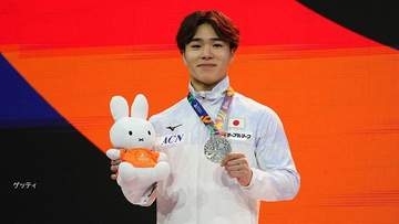 パリ五輪3冠の岡慎之助　体操世界選手権で個人初の銀メダル　鉄棒で高難度の技を次々　着地もピタリでガッツポーズ
